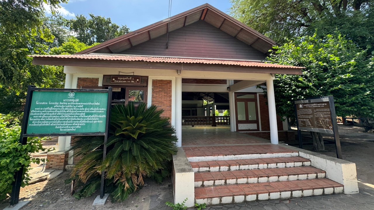 หลุมขุดค้นทางโบราณคดี11