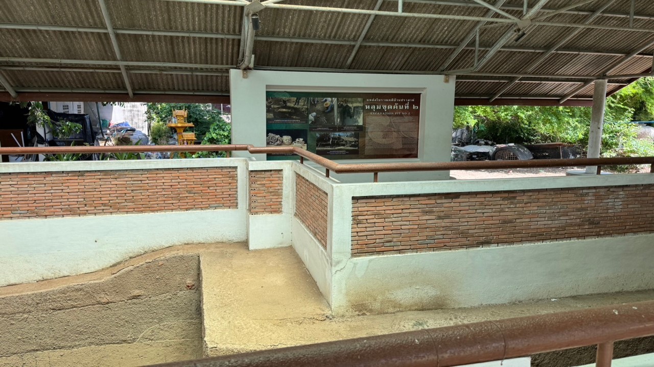 หลุมขุดค้นทางโบราณคดี23